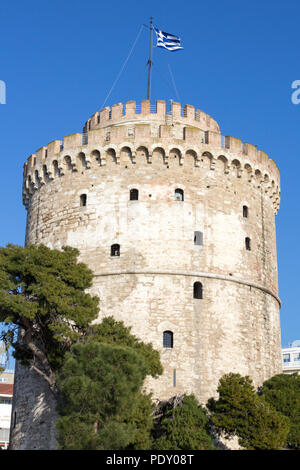 Weißer Turm an einem sonnigen Nachmittag. Der Weiße Turm ist eine der wichtigsten Sehenswürdigkeiten von Thessaloniki, die zweitgrößte Stadt Griechenlands Bild von Thessaloniki die wichtigsten Stockfoto