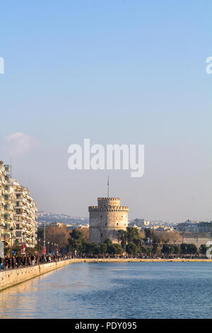THESSALONIKI, Griechenland - 26. Dezember 2015: Weiße Turm von Thessaloniki direkt am Meer gesehen. Der Weiße Turm ist eines der ikonischen Sehenswürdigkeiten Thessanoliniki der Pi Stockfoto