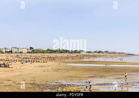 Blick auf den beliebten Sandstrand East Beach mit buhnen bei Ebbe, Littlehampton, einem kleinen Ferienort an der Südküste in West Sussex, UK im Sommer Stockfoto