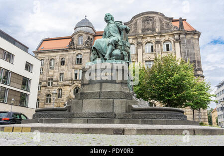 Statue des großen Wissenschaftlers Otto Guericke in Magdeburg Stockfoto