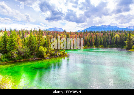 Tal der fünf Seen ist ein beliebter Wanderweg im Jasper Nationalpark auf dem Icefields Parkway in Alberta, Kanada. Stockfoto