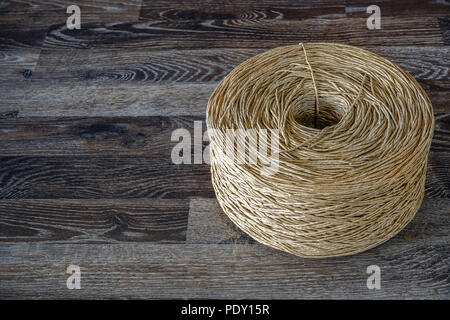 Eine alte gerollt Baumwolle cord. Es war für verschiedene Zwecke verwendet. Für die Verklebung von Stroh, Heu, die dicken Rosen. Während es heute verwendet wird, eine Vielzahl zu verzieren Stockfoto