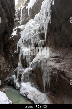 Partnachklamm mit Eiszapfen im Winter, Garmisch-Partenkirchen, Oberbayern, Bayern, Deutschland Stockfoto