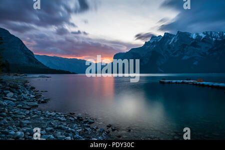 Sonnenaufgang am Lake Minnewanka, Banff, Banff Nationalpark, Rocky Mountains, Alberta, Kanada Stockfoto