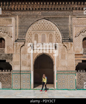 Touristische im Innenhof, Madrasa Bou Inania, Madrasas, arabische Ornamentik, Fes, Marokko Stockfoto