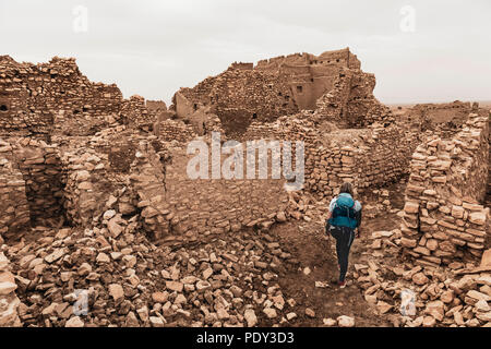 Touristische erforscht eine verfallene Stadt, Ruinen, Ksar Meski, Errachidia, Marokko Stockfoto