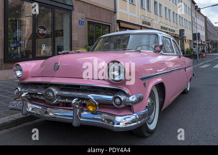 Rosa Pontiac, Amerikanische Oldtimer aus den 50er Jahren, Nürnberg, Mittelfranken, Bayern, Deutschland Stockfoto