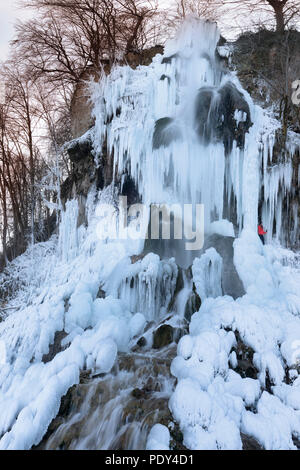 Bad Uracher Wasserfall im Winter, Schwäbische Alb, Baden-Württemberg, Deutschland Stockfoto