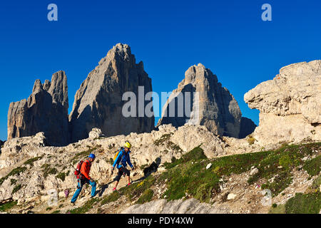 Wanderer auf die besteigung Paternkofel mit Blick auf die Drei Zinnen, Sextner Dolomiten, Hochpustertal, Südtirol, Italien Stockfoto