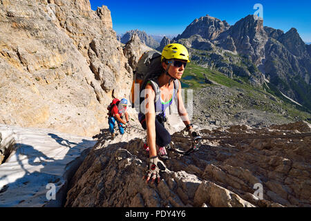 Wanderer auf dem Klettersteig, Aufstieg auf den Paternkofel, Sextner Dolomiten, Hochpustertal, Südtirol, Italien Stockfoto