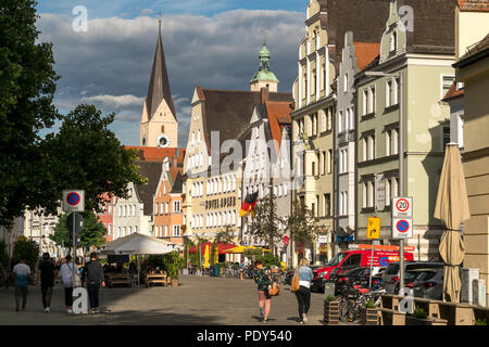 Theresienstrasse in der Altstadt mit Turm Kirche St. Moritz, Ingolstadt, Oberbayern, Bayern, Deutschland Stockfoto