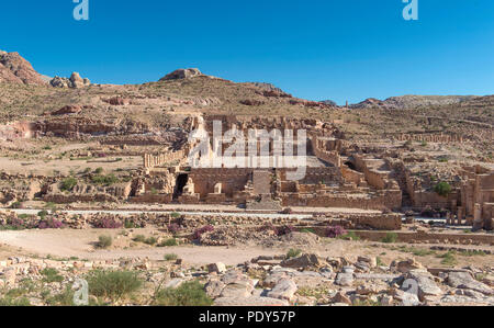 Blick auf den alten Marktplatz einer byzantinischen Basilika und Qasr al-Bint Firaun Tempel, Petra, Jordanien Stockfoto