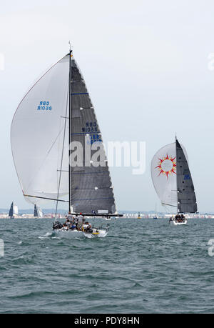 Segelyachten Oui und Jua Kali auf dem downwind Leg eines IRC-Klasse 2 Rennen in den Solent während der Cowes Week regatta Stockfoto