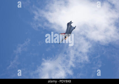 Eine britische Eurofighter Typhoon FGR 4 von 29 Squadron Coningsby setzt auf eine spektakuläre aerobatic Display an der Royal International Air Tattoo Stockfoto