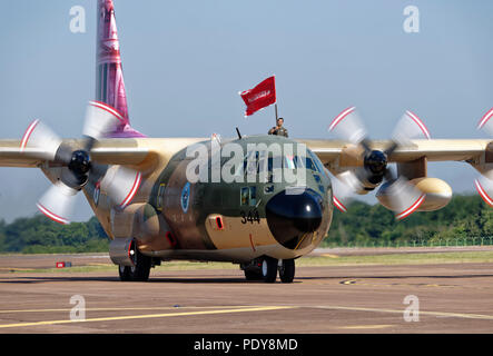 Eine Lockeed Hercules Transportflugzeuge von der Royal Jordanian Air Force kommt an der RIAT ihre Falken display Team zu unterstützen. Stockfoto