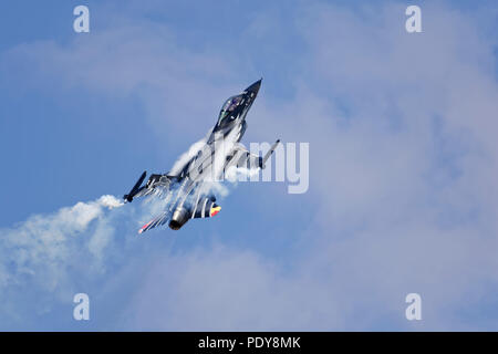 Die Lockheed Martin F-16 Kampfjet der Belgischen Solo Display Team setzt an ein immpressive Flying Display bei der RIAT Stockfoto