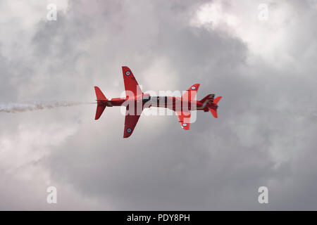 Zwei British Aerospace Hawk Militär Jet Trainer der Royal Air Force Red Arrows Aerobatic Display Team führen Sie einen Kopf über der RIAT zu Kopf Stockfoto