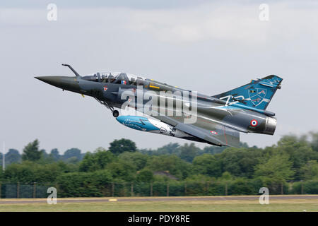 Einer der beiden Team Couteau Delta Dassault Mirage 2000 Kampfjets zieht aus, nachdem die RAF Fairford RIAT Stockfoto