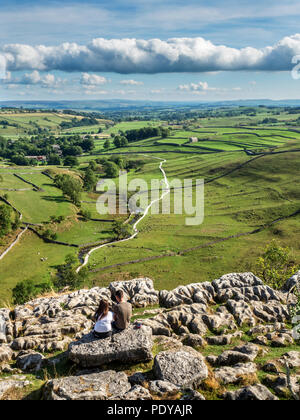 Paar genießen Sie den Blick über malhamdale von Malham Cove in der Nähe von Malham Yorkshire Dales England Stockfoto