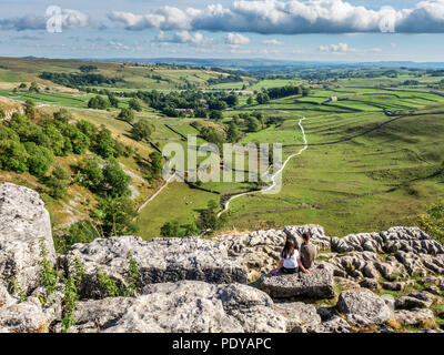 Paar genießen Sie den Blick über malhamdale von Malham Cove in der Nähe von Malham Yorkshire Dales England Stockfoto