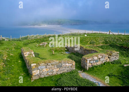 Blick auf Kapelle aus dem 12. Jahrhundert Ruinen auf St Ninian's Isle und größten Tombolo in Großbritannien, Dunrossness, Festland, Shetlandinseln, Schottland, Großbritannien Stockfoto
