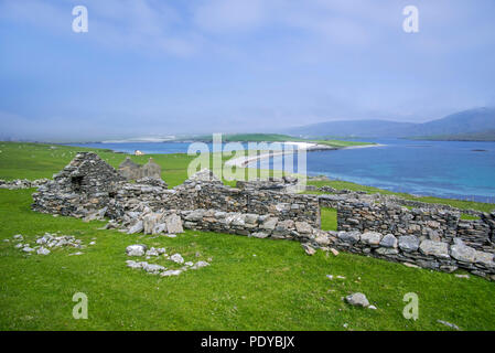 Ruinen von verlassenen Hof Gebäude/Croft Haus auf der Halbinsel, auf Kettla Ness West Burra, Festland, Shetlandinseln, Schottland, Großbritannien Stockfoto