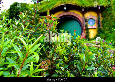 Hobbiton und Bilbo's House (Beutel). Die Tür der Bohrung der Hobbit. Stockfoto