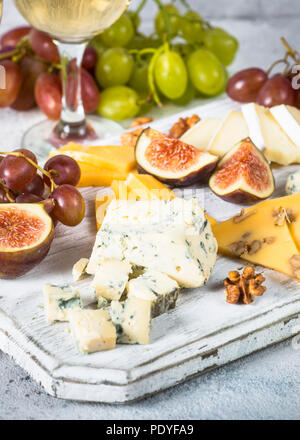 Käseplatte mit Trauben, Feigen und Nüsse. Wein snaks. Käse Sortiment. Stockfoto