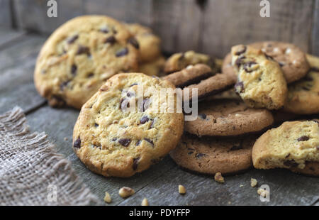 Abgerundet Schokolade Cookies auf natürliche alten Schreibtisch. Stockfoto