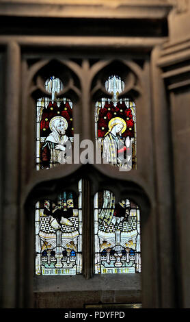 Blick durch einen Torbogen zu einer Kirche Fenster Stockfoto