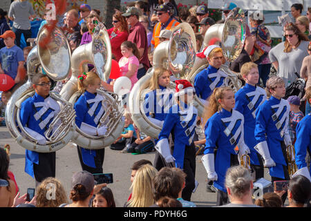 High School marching band Brass sousaphon Horn Section in kleinen Texas City Christmas Parade. Stockfoto