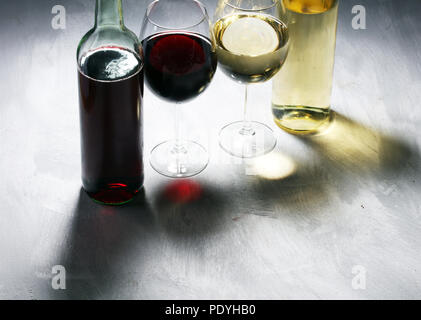 Weißwein und Rotwein in einem Glas auf weißen Stein Hintergrund Stockfoto