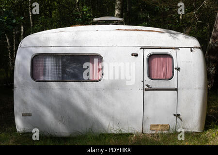 Alten, verlassenen Wohnwagen im Wald; Læsø, Dänemark Stockfoto