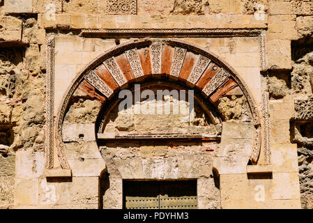 Cordoba, Andalusien, Spanien - 13. Juli 2018: Detail Fassade der Moschee-kathedrale, Cordoba, Andalusien, Spanien, auch als die Mezquita bekannt Stockfoto