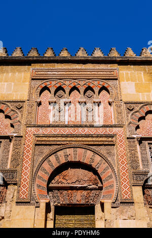 Cordoba, Andalusien, Spanien - 13. Juli 2018: Detail Fassade der Moschee-kathedrale, Cordoba, Andalusien, Spanien, auch als die Mezquita bekannt Stockfoto