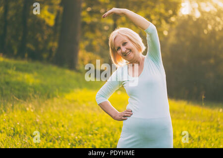Sportliche ältere Frau Training Outdoor. Bild ist absichtlich abgeschwächt. Stockfoto