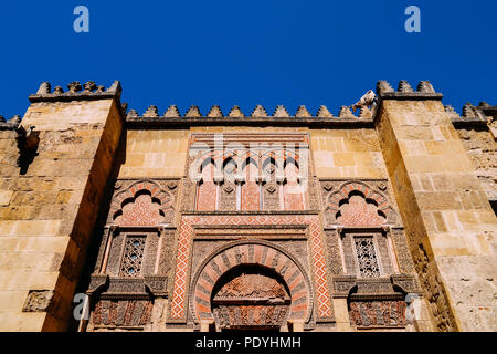 Cordoba, Andalusien, Spanien - 13. Juli 2018: Detail Fassade der Moschee-kathedrale, Cordoba, Andalusien, Spanien, auch als die Mezquita bekannt Stockfoto