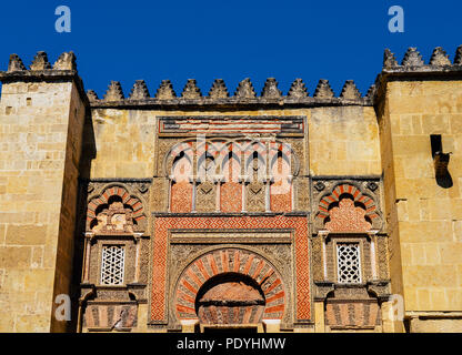 Cordoba, Andalusien, Spanien - 13. Juli 2018: Detail Fassade der Moschee-kathedrale, Cordoba, Andalusien, Spanien, auch als die Mezquita bekannt Stockfoto