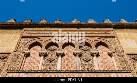 Cordoba, Andalusien, Spanien - 13. Juli 2018: Detail Fassade der Moschee-kathedrale, Cordoba, Andalusien, Spanien, auch als die Mezquita bekannt Stockfoto