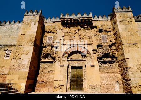 Cordoba, Andalusien, Spanien - 13. Juli 2018: Detail Fassade der Moschee-kathedrale, Cordoba, Andalusien, Spanien, auch als die Mezquita bekannt Stockfoto