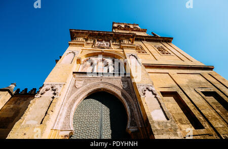 Cordoba, Andalusien, Spanien - 13. Juli 2018: Detail Fassade der Moschee-kathedrale, Cordoba, Andalusien, Spanien, auch als die Mezquita bekannt Stockfoto