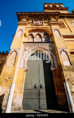 Cordoba, Andalusien, Spanien - 13. Juli 2018: Detail Fassade der Moschee-kathedrale, Cordoba, Andalusien, Spanien, auch als die Mezquita bekannt Stockfoto