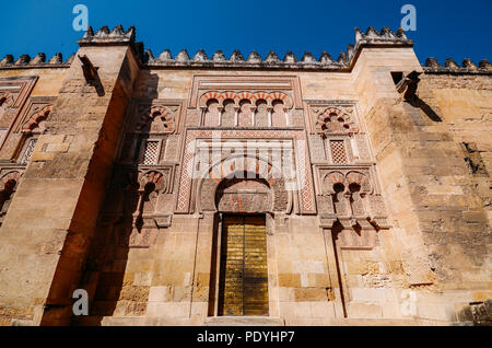 Cordoba, Andalusien, Spanien - 13. Juli 2018: Detail Fassade der Moschee-kathedrale, Cordoba, Andalusien, Spanien, auch als die Mezquita bekannt Stockfoto