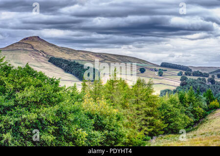 Idyllische Landschaft des Peak District National Park, Derbyshire, UK. Malerische Aussicht auf die Berge mit Bäumen im Vordergrund und Gipfel im Hintergrund. Stockfoto