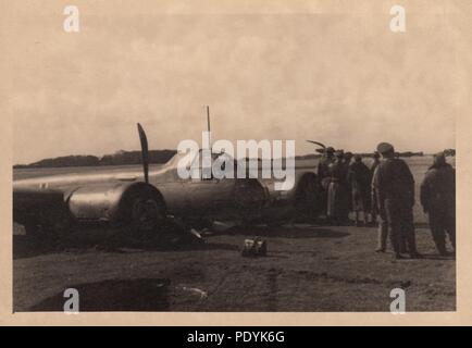 Bild aus dem Fotoalbum von Feldwebel Willi Hoffmann von 5. Staffel, Kampfgeschwader 30: eine Kraft - landete Junker Ju 88 A-1 der II./KG 30 Aalborg, Dänemark im Sommer 1940. Stockfoto