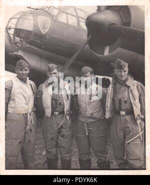 Bild aus dem Fotoalbum von Feldwebel Willi Hoffmann von 5. Staffel, Kampfgeschwader 30: Willi Erkens und seine Mannschaft aus der 5./KG 30 Stellen neben ihrem Junkers Ju 88 A-1 Bomber im April 1940. Von links nach rechts: Gefreiter Wilhelm Hoffmann (Air Gunner), Unteroffizier Wilhelm Erkens (Pilot), Unteroffizier Richard Müller (Beobachter), Unteroffizier Otto Beinmüller (Radio Operator). Die gesamte Besatzung konnte von einer Mission im Mittelmeer am 23. Januar 1943 zurückzukehren. Stockfoto