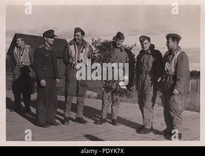 Bild aus dem Fotoalbum von Feldwebel Willi Hoffmann von 5. Staffel, Kampfgeschwader 30: Willi Erkens und seine Mannschaft aus der 5./KG 30 feiern ihren 100. Mission im Herbst 1942. Von links nach rechts: unbekannte Flieger, unbekannten Feldwebel, Feldwebel Willi Hoffmann (Air Gunner), Oberfeldwebel Otto Bienmüller (Radio Operator), Leutnant Willi Erkens (Pilot), Oberfeldwebel Richard Müller (Beobachter). Die gesamte Besatzung konnte von einer Mission im Mittelmeer am 23. Januar 1943 zurückzukehren. Stockfoto