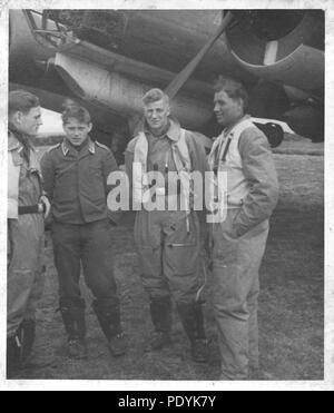 Bild aus dem Fotoalbum von Feldwebel Willi Hoffmann von 5. Staffel, Kampfgeschwader 30: Willi Erkens und seine Mannschaft aus der 5./KG 30 posieren vor Ihrer Junkers Ju 88 Bomber im Jahre 1940. Von links nach rechts; Unteroffizier Willi Erkens (Pilot), unbekannte Unteroffizier, Unteroffizier Otto Beinmüller (Radio Operator), Gefreiter Willi Hoffmann (Air Gunner). Stockfoto