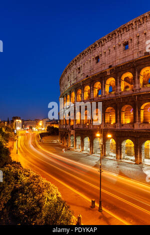 Auto Licht-Trails vor Roman Coliseum in der Abenddämmerung, Lazio Rom Italien Stockfoto