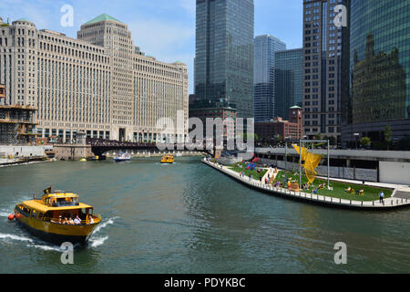 Blick nach Osten auf den Chicago River in Richtung Merchandise Mart, wo die drei Zweige an den Schlaufen nord-westlichen Seite treffen. Stockfoto